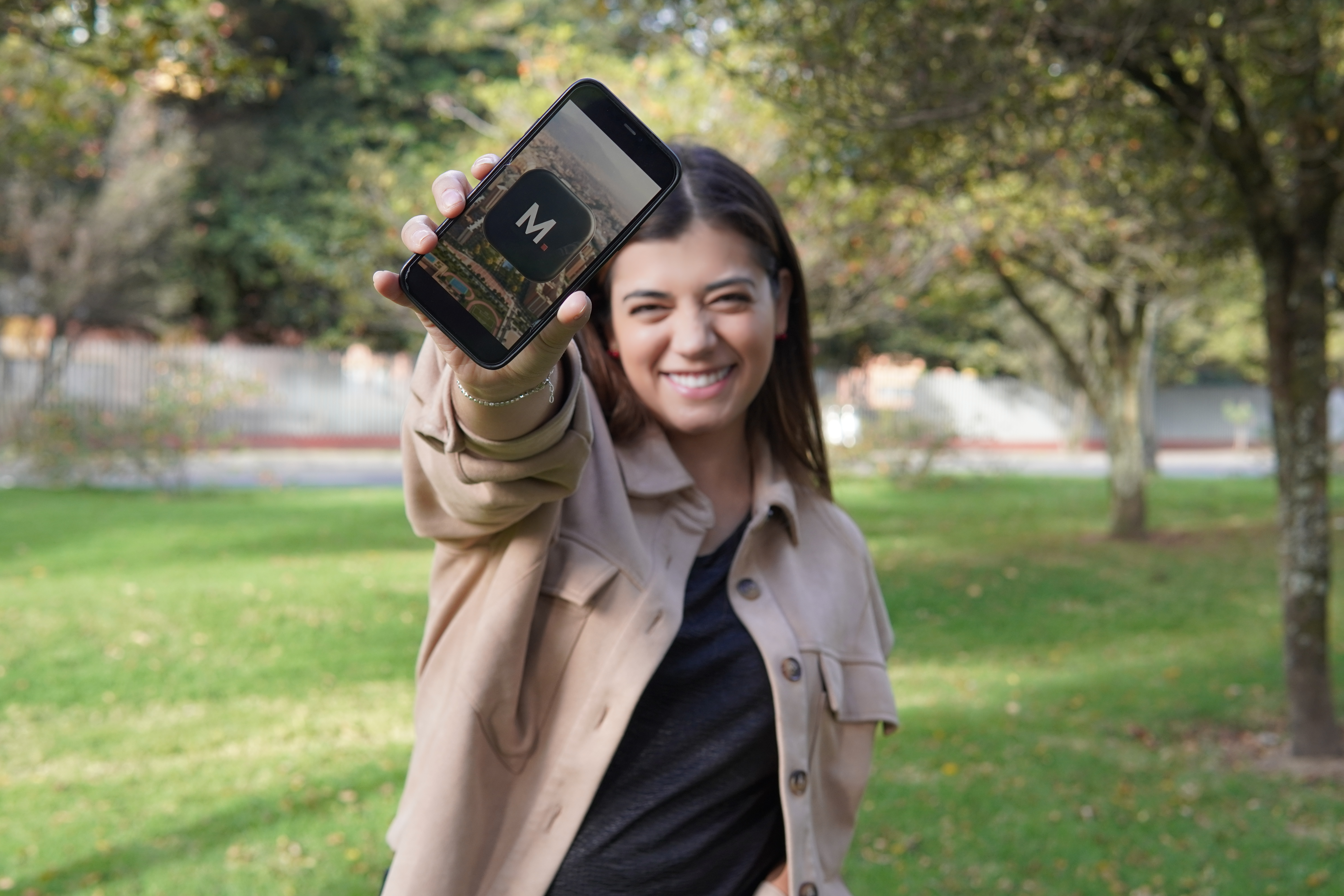 Vecina mostrando Market en su teléfono